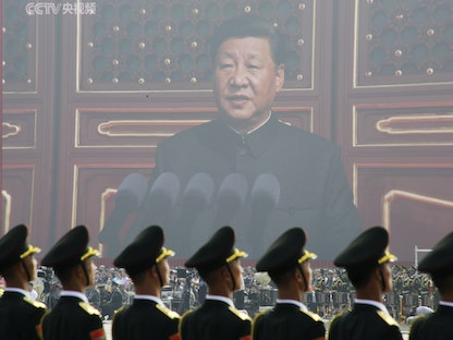 الرئيس الصيني شي جين بينج يظهر على شاشة عملاقة يتحدث في العرض العسكري في احتفالات بمناسبة الذكرى 70 لتأسيس جمهورية الصين الشعبية - REUTERS