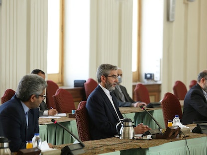 مساعد وزير الخارجية الإيراني للشؤون السياسية علي باقري (وسط) يلتقي منسق الاتحاد الأوروبي بشأن المحادثات النووية مع إيران إنريكي مورا في طهران - REUTERS