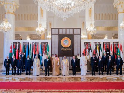 ملك البحرين حمد بن عيسى آل خليفة مع القادة العرب في المنامة. 16 مايو 2024 - AFP