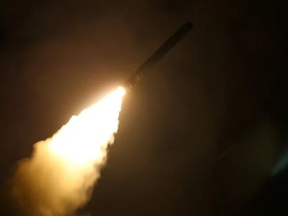 مدمرة الصواريخ الموجهة التابعة للبحرية الأميركية يو إس إس لابون تطلق صاروخاً هجومياً أرضياً من طراز توماهوك. 14 أبريل 2018 - Reuters