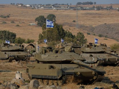 دبابات إسرائيلية تتمركز على الحدود الشمالية بالتزامن مع استعدادات غزو بري محتمل لقطاع غزة وتبادل القصف مع "حزب الله" في جنوب لبنان. 14 أكتوبر 2023 - AFP