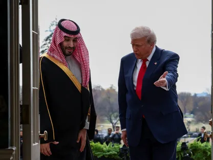 الرئيس الأميركي دونالد ترمب وولي العهد السعودي الأمير محمد بن سلمان يدخلان البيت الأبيض في العاصمة واشنطن بالولايات المتحدة. 18 نوفمبر 2025 - REUTERS