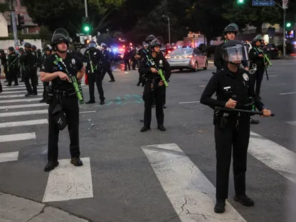 لوس أنجلوس تلجأ لحظر التجول وتطلب "وقف المداهمات".. وترمب يصر على "التحرير"