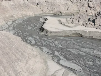 إيران.. هطول للأمطار يتسبب في فيضانات بعد أشهر من الجفاف