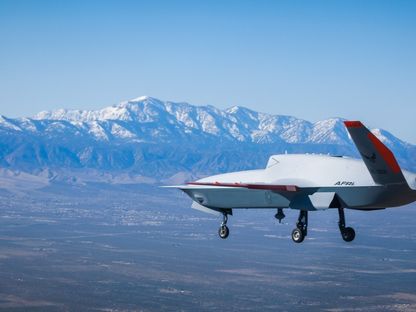 الطائرة المسيرة الأميركية من طراز XQ-67A تحلق فوق بالمديل بولاية كاليفورنيا. 28 فبراير 2024 - afmc.af.mil