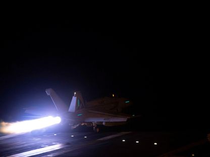 طائرة عسكرية أميركية تقلع من على متن حاملة طائرات لشن ضربات ضد أهداف عسكرية للحوثيين في اليمن. 12 يناير 2024 - REUTERS