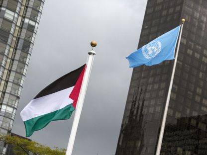 العلم الفلسطيني يرفرف أمام مبنى الأمم المتحدة في نيويورك. 30 سبتمبر 2015 - Reuters