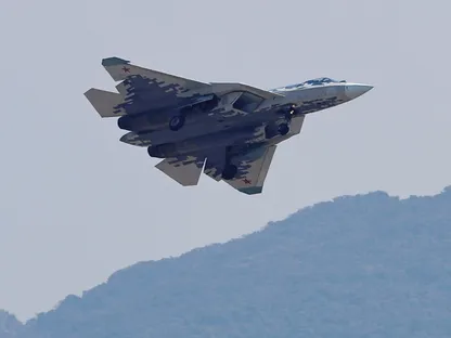 طائرة روسية من طراز SU-57 تحلق خلال معرض الصين الدولي للطيران والفضاء، مقاطعة قوانجدونج، الصين. 12 نوفمبر 2024 - Reuters