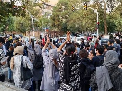 متظاهرون في طهران احتجاجاً على وفاة الشابة مهسا أميني. 19 سبتمبر 2022. - Getty Images