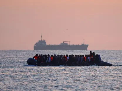 مجموعة من المهاجرين على متن قارب مطاطي يعبرون القناة الإنجليزية للوصول إلى بريطانيا. 17 يوليو 2025 - REUTERS