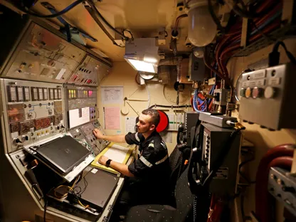 أحد أفراد الطاقم داخل الغواصة النووية "The Vigilant" في قاعدة إيل لونج العسكرية بالقرب من بريست غربي فرنسا. 2 فبراير 2017 - REUTERS