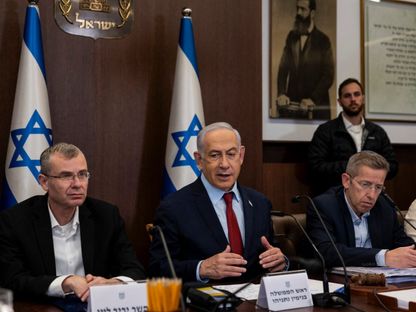 رئيس الوزراء الإسرائيلي بنيامين نتنياهو (وسط) يترأس الاجتماع الأسبوعي لمجلس الوزراء في مقر الحكومة بالقدس المحتلة. 10 ديسمبر 2023 - AFP