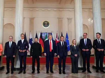 من اليمين، الأمين العام لحلف شمال الأطلسي (الناتو) مارك روته والمستشار الألماني فريدريش ميرتس ورئيسة الوزراء الإيطالية جورجيا ميلوني والرؤساء الفرنسي إيمانويل ماكرون والأميركي دونالد ترمب والأوكراني فولوديمير زيلينسكي والفنلندي ألكسندر ستوب ورئيس الوزراء البريطاني كير ستارمر ورئيسة المفوضية الأوروبية أورسولا فون دير لاين خلال لقاء في البيت الأبيض. 18 أغسطس 2025 - Reuters