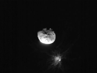 كويكب ديمورفوس بعد اختبار إعادة توجيه الكويكب المزدوج في هذه الصورة التي حصل عليها القمر الصناعي LICIACube. الصورة مؤرخة في 26 سبتمبر 2022 - REUTERS