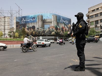 عنصر من الأمن الإيراني يقف في أحد شوارع العاصمة طهران خلال الساعات الأولى من بدء وقف إطلاق النار مع إسرائيل. 24 يونيو 2025 - Reuters