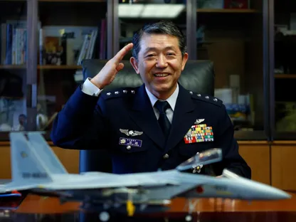 رئيس أركان قوات الدفاع الذاتي اليابانية السابق شيجيرو إيواساكي خلال مقابلة مع رويترز في طوكيو. 27 مارس 2013 - REUTERS