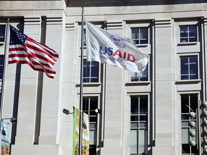 علم الوكالة الأميركية للتنمية الدولية USAID خارج مبنى الوكالة في واشنطن. 1 فبراير 2025 - REUTERS