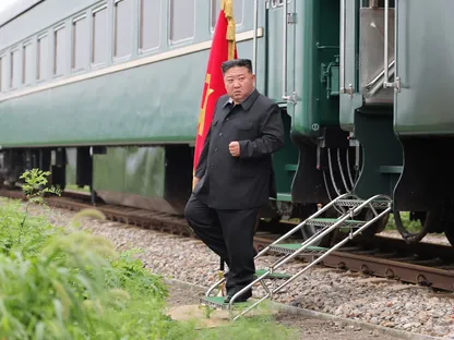 الزعيم الكوري الشمالي كيم جونج أون ينزل من قطار خلال زيارة مقاطعة بيونجان. 31 يوليو 2024 - KCNA