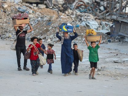 عائلة فلسطينية تنزح من منطقة البريج في قطاع غزة بعد أن أمر الجيش الإسرائيلي بإخلائها بالتزامن مع الغارات المتواصلة على القطاع. 28 يوليو 2024 - Reuters