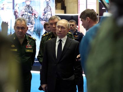 الرئيس الروسي فلاديمير بوتين بجانب عدد من قادة الجيش الروسي يحضرون معرضاً للمعدات العسكرية. 21 ديسمبر 2022 - via REUTERS