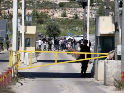 جنود إسرائيليون يغلقون الطرق أمام المستوطنيين في رام الله. 25 أبريل 2023 - AFP