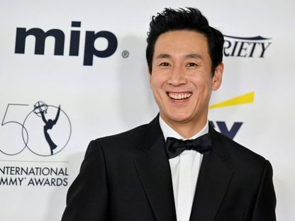 الممثل الكوري الجنوبي لي سون كيون في حفل توزيع جوائز إيمي الدولية الخمسين، نيويورك، 21 نوفمبر 2022. - AFP