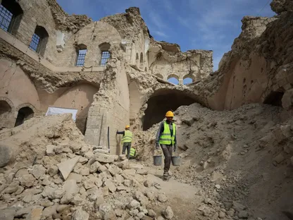 عمال يقومون بأعمال ترميم لقصر الباشا التاريخي في مدينة غزة. 13 نوفمبر 2025 - REUTERS