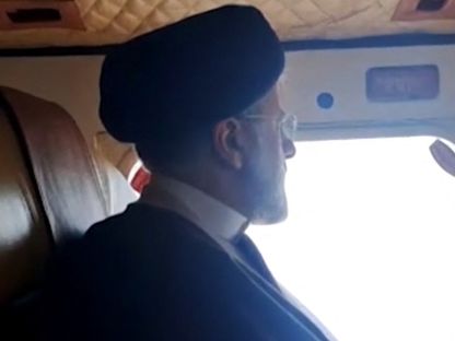 آخر ظهور للرئيس الإيراني إبراهيم رئيسي على متن طائرة مروحية في محافظة أذربيجان الشرقية شمال غربي البلاد. 19 مايو 2024 - AFP