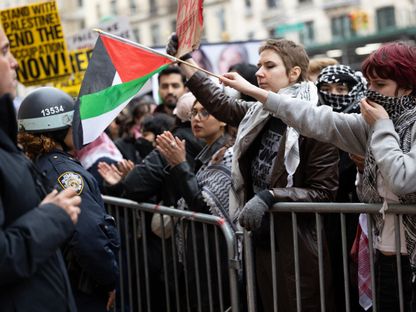 متظاهرون مؤيدون لفلسطين يحتجون خارج البوابات المغلقة لحرم جامعة كولومبيا في مدينة نيويورك. 18 أبريل 2024 - AFP