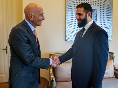 الرئيس السوري أحمد الشرع يصافح مبعوث الرئيس الأميركي دونالد ترمب إلى سوريا توماس باراك في إسطنبول على هامش زيارته إلى تركيا. 24 مايو 2025 - Reuters