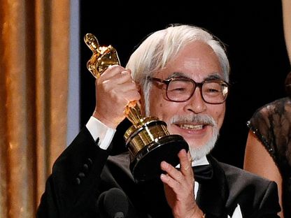 المخرج الياباني هاياو ميازاكي خلال تسلمه أول جائزة أوسكار في 8 نوفمبر 2014 - Reuters