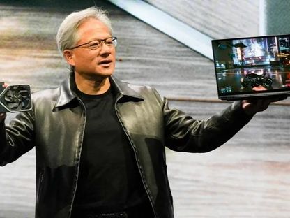 مؤسس Nvidia والرئيس التنفيذي جنسن هوانج يعرض منتجات للشركة في فاعلية بتايوان. 29 مايو 2023 - AFP