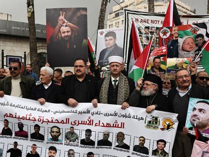 احتجاجات في رام الله للمطالبة بتحرير الأسرى الفلسطينيين وللتنديد بالأوضاع المتردية التي يعانون منها في السجون الإسرائيلية. 27 فبراير 2024 - AFP