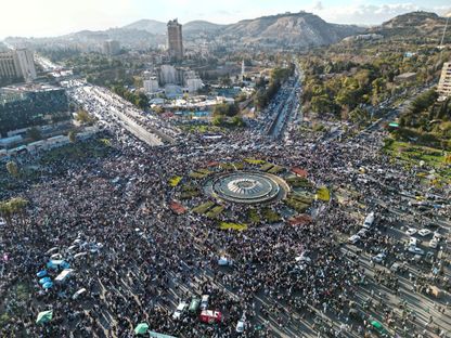 سوريون يجتمعون في ساحة الأمويين احتفالاً بسقوط نظام الرئيس بشار الأسد في دمشق. 13 ديسمبر 2024 - Reuters