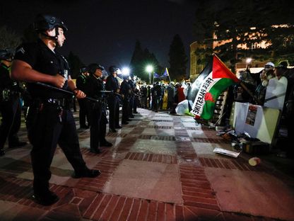 الشرطة الأميركية تداهم جامعة كاليفورنيا لفض مخيم احتجاج ضد حرب غزة. لوس أنجلوس. 02 مايو 2024 - AFP