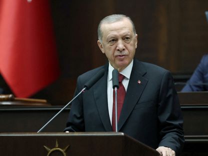 الرئيس التركي رجب طيب أردوغان يخاطب المشرعين من حزب العدالة والتنمية الحاكم في البرلمان التركي في أنقرة . 11 أكتوبر 2023 - Reuters