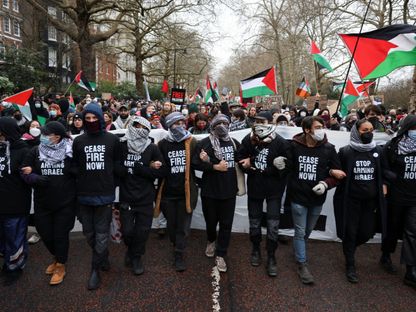 مظاهرة ضخمة بالعاصمة البريطانية لندن للتضامن مع الفلسطينيين في يوم التحرك من أجل غزة. 13 يناير 2024 - Reuters