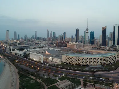 الكويت تتصدى لهجمات صاروخية وطائرات مسيرة والبحرين تطلق صافرات الإنذار