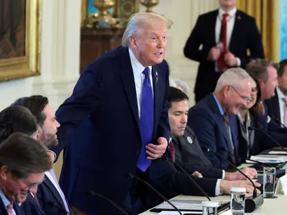 الرئيس الأميركي دونالد ترمب خلال اجتماع مع رؤساء كبرى شركات النفط بشأن فنزويلا، واشنطن، 9 يناير 2025 - Reuters