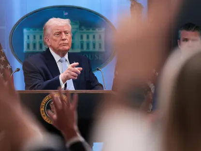 ترمب يهدد صحافياً نشر خبر إنقاذ الطيار الأميركي: اكشف مصدرك أو واجه السجن