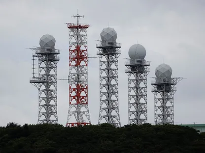 أبراج رادار في قاعدة عسكرية بجزيرة يوناجوني اليابانية. 27 أكتوبر 2021 - REUTERS