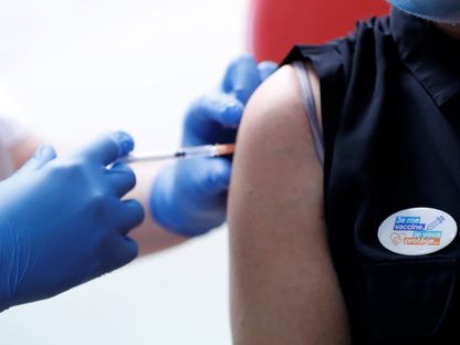 حملة للتطعيم في أحد مستشفيات مدينة فان في فرنسا. 7 يناير 2021 - Reuters