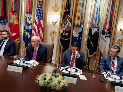 كبار مساعدي ترمب يحاولون صياغة استراتيجية طويلة الأمد للحرب على إيران