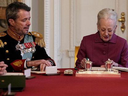 الملكة مارجريت خلال التوقيع على التنازل عن عرش الدنمارك لنجلها فريدريك العاشر. كوبنهاجن. 14 يناير 2024 - AFP