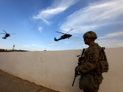جندي أميركي يقف في قاعدة عسكرية بمنطقة بالقرب من مدينة الموصل العراقية. 18 أكتوبر 2016 - REUTERS
