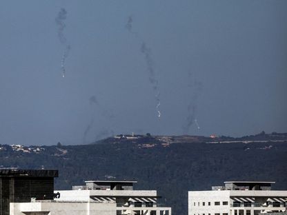صورة تظهر شعلات ضوئية في السماء قرب الحدود الإسرائيلية اللبنانية. 21 أكتوبر 2023 - Reuters