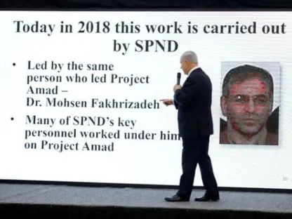 رئيس الوزراء الإسرائيلي بنيامين نتنياهو يشير إلى وثائق من الأرشيف النووي الإيراني تكشف دور محسن فخري زاده في برنامج التسلح النووي لطهران، تل أبيب. 30 أبريل 2018 - رويترز