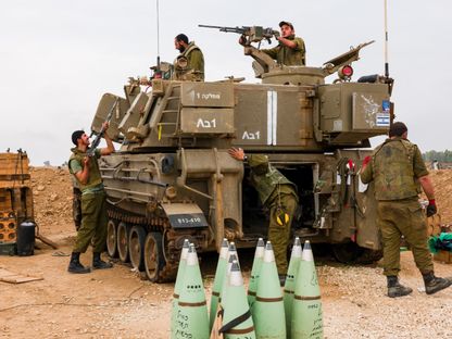 دبابة إسرائيلية وأمامها قذائف قرب الحدود مع قطاع غزة. 05 ديسمبر 2023 - AFP