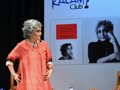 أرونداتي روي تنسحب من مهرجان برلين بسبب تعليقات "الأفلام السياسية"