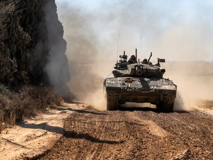 دبابات تابعة للجيش الإسرائيلي تتحرك على طول الحدود مع قطاع غزة، فلسطين. 7 مايو 2024 - AFP